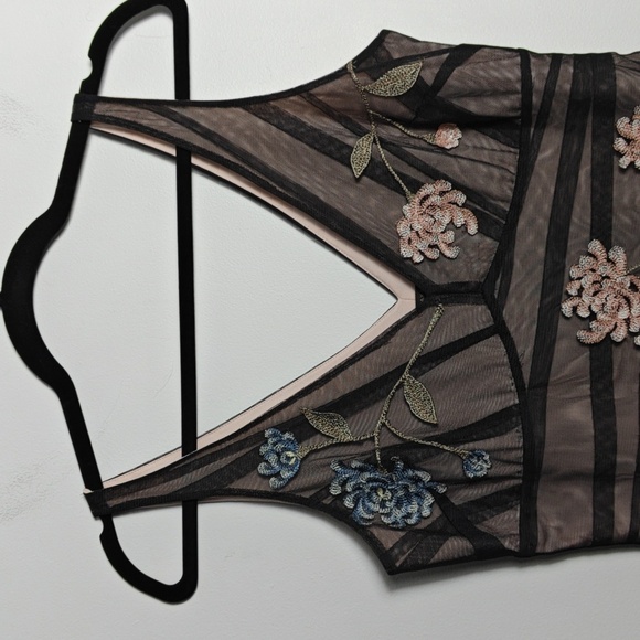 BCBGMAXAZRIA Elegant Floral Embroidered With Mesh Overlay Dress Size 8 - Picture 8 of 16